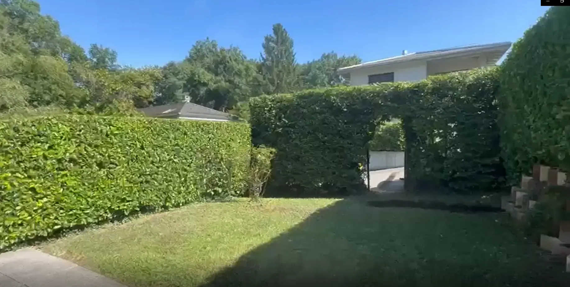 Jardin privé avec haies taillées et pelouse entretenue à Genève