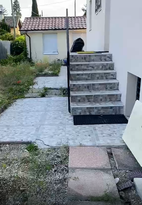 Allée dallée et escalier extérieur en cours de finition